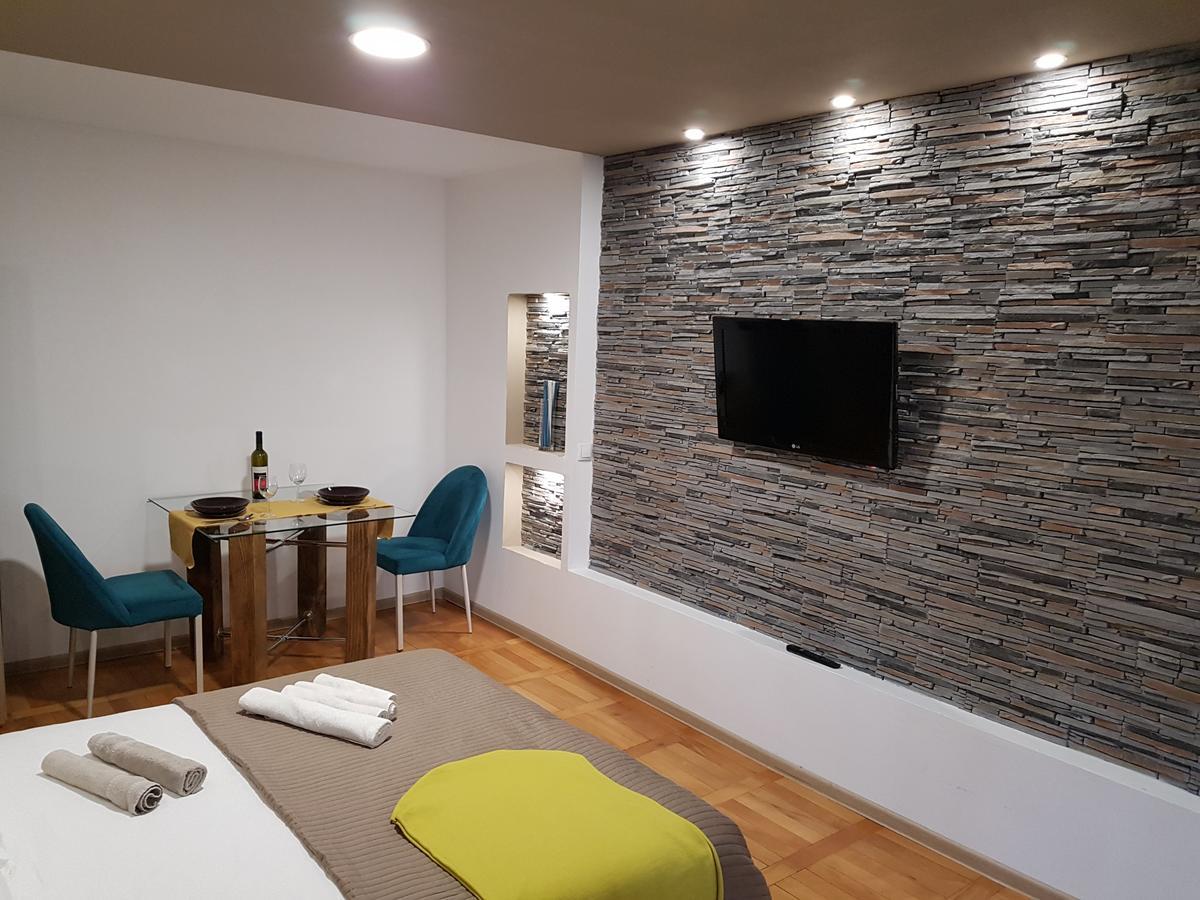 Woodstone Apartment Ploiesti Bagian luar foto