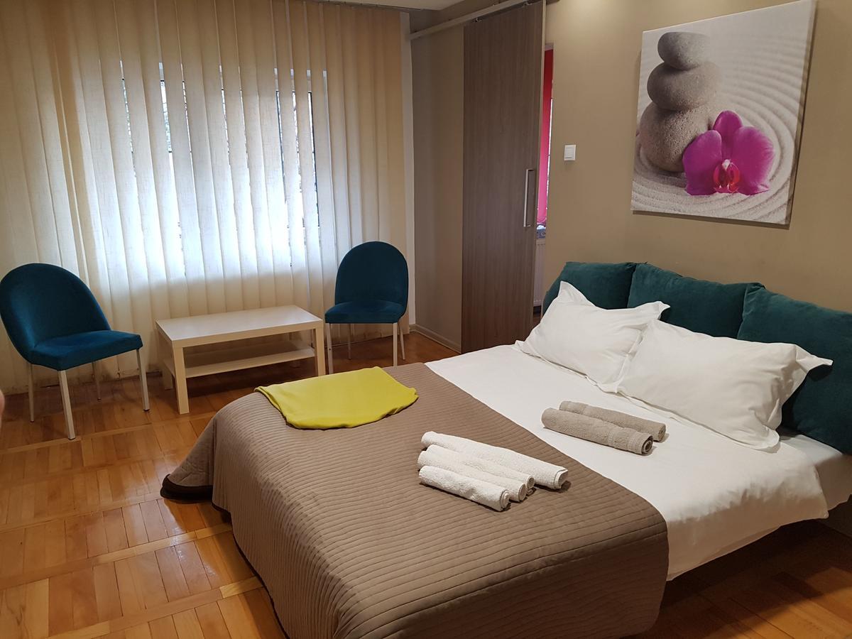 Woodstone Apartment Ploiesti Bagian luar foto