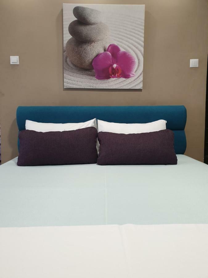 Woodstone Apartment Ploiesti Bagian luar foto